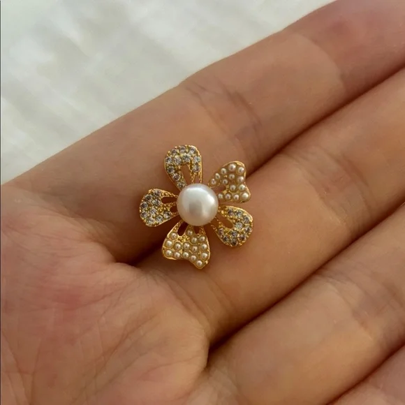 Elegant Gold and Pearl Flower Earrings - Picture 5 of 7